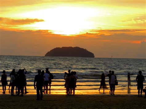 Why Tanjung Aru Is The Most Popular Beach In Kota Kinabalu Malaysia
