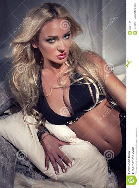 femme blonde sexy dans la pose de lingerie photo stock image du people ajustement 57087134