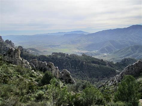 Auf der einen seite der schlucht klebt der caminito del rey an der wand, auf der anderen verläuft eine spektakuläre eisenbahntrasse der linie. Desfiladero de los Gaitanes - Andalnatour