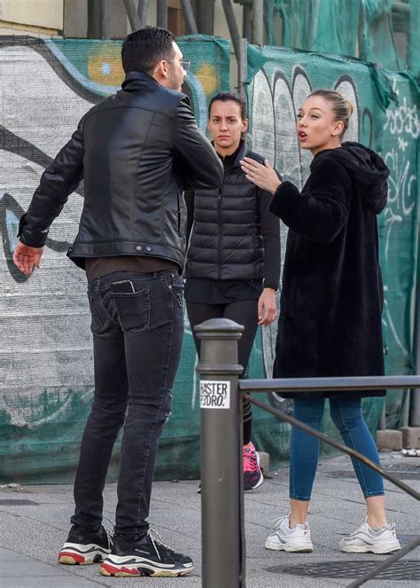 Alex speitzer y ester expósito, la pareja más estilosa posa en el mismo. Ester Exposito in a White Sneakers Was Seen Out with Her ...