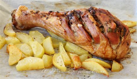 Fatevi disossare una coscia di tacchino salate leggermente la carne e lasciate riposare per qualche minuto , nel fra tempo prendete gli odori puliteli e tritateli. Coscia di tacchino al forno con patate ricetta facile e ...