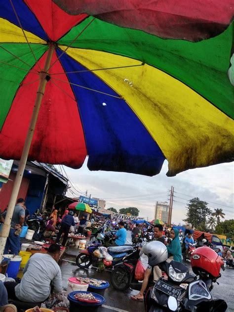 Berikut kutipan lirik lagunya hey kau lihat sini ramai sedang memerhati rupa menawan bergaya hingga semua tergila biar apa. Kata orang tua zaman dulu itu harus bangun pagi-pagi biar ...