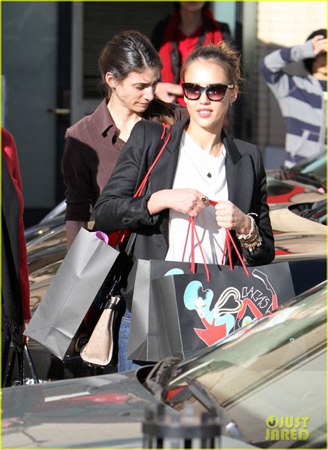 Jessica Alba And Mom Catherine Shopping For The Holidays Photo 2611896 Jessica Alba Photos