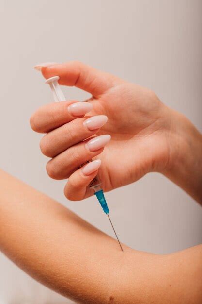 Premium Photo Woman Giving An Injection Into A Vein In Her Arm