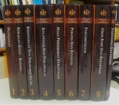 Bila isi buku yang sama telah diterbitkan beberapa kali dan buku yang dikutip merupakan buku terbitan teranyar. r.books: Indonesia dalam Arus Sejarah