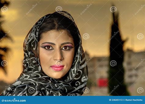 Fille Arabe De Beauté Sensuelle Avec Le Hijab Image Stock Image Du