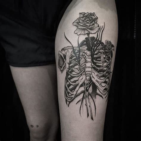 It doesn't matter what kind of feeling or thought you want to express with a tattoo — large picture on your rib cage will definitely attract attention of the people around you. Rib cage tattoo on hip | Hip tattoo, Ribcage tattoo, Tattoos