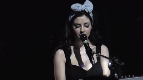Marina And The Diamonds Numb En Vivo Live Español Lyrics Youtube