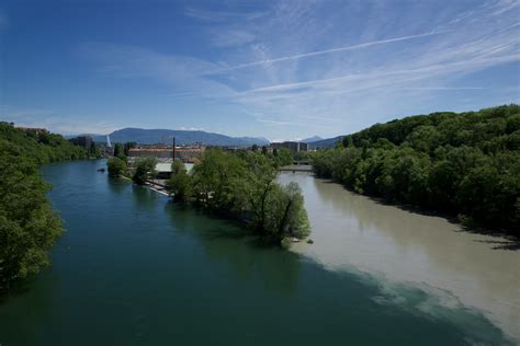 Als hochwasser wird der zustand bei gewässern genannt, bei dem der wasserstand deutlich über dem pegelstand des mittelwassers liegt. Hochwasser in Genf.... Foto & Bild | world, schweiz ...