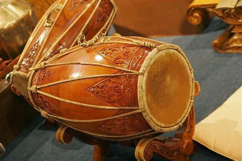 Kendang, kendhang, atau biasa disebut juga dengan gendang merupakan alat musik yang dimainkan dengan cara di pukul. Pengertian Alat Musik Tradisional Kendang (Gendang)