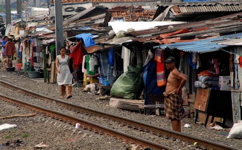 Pemandu wisata, ronny poluan, berkata maksud dari kunjungan ini. 27 Wilayah Kumuh di DKI Bakal Disulap Jadi Kampung Deret ...