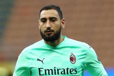 After declaring his intention to stay at ac milan, goalkeeper gianluigi donnarumma will apparently sign a new deal on a lower salary. Donnarumma Salary - Top 5 Highest Paid Players In Serie A Ronaldo Com : | serie a transfer news ...