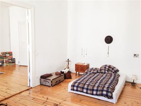 Du suchst eine wohnung für einen bestimmten zeitraum in berlin? Schlicht und einfach - aber gemütlich! Schlafzimmer einer ...