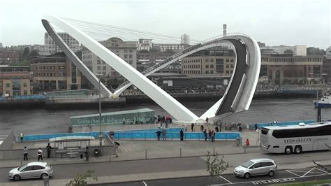 Milenio, london millennium bridge, millenium bridge (es); Tilting Millenium Bridge in Action Video Newcastle ...
