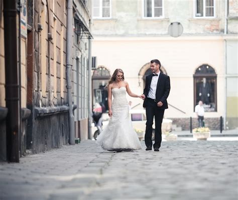 Free Photo Beautiful Elegant Couple Walking On Street