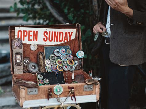 Simple Ways to Advertise a Garage Sale
