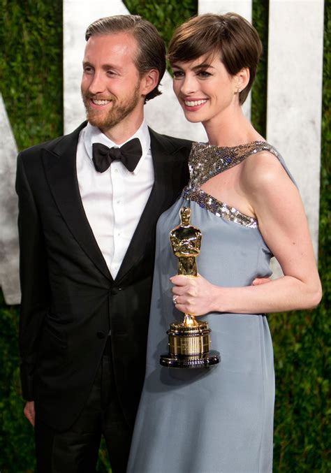 Anne Hathaway Took Photos With Her Husband At The Vanity Fair Oscar