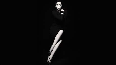 Emilia Clarke Monochrome In Black Dress Wallpaper Hd Celebrities 4k