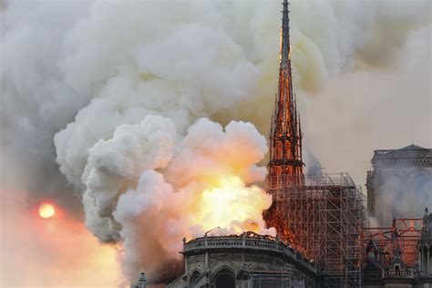 Comment Notre Dame A Pris Feu - Les images effroyables de la Cathédrale Notre-Dame de Paris en feu