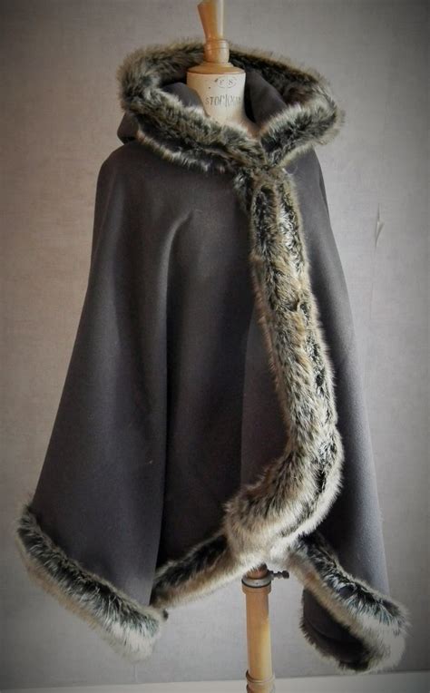 Achetez votre vêtement préféré elena mirò, pensé pour exalter au mieux votre féminité avec des tailles confortables. Cape capuche marron bordee de fausse fourrure loup beige ...