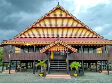 Ternyata rumah tongkonan tidak hanya menjadi rumah adat tapi juga sebagai simbol kehidupan dan kebudayaan masyarakat sulawesi tengah. Rumah Adat Sulawesi Tenggara Dan Ciri Khasnya Gambar