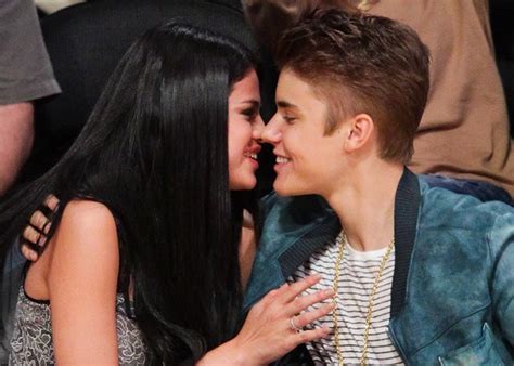 Selena Gomez Hangs Out With Big Justin Bieber Hater Posts Photo On