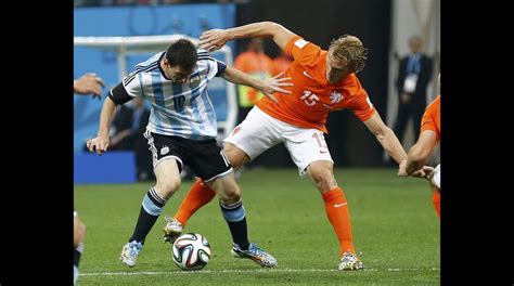 Holanda juega rápido, desplazando rápido la pelota, parando siempre una opción bien abierta en los extremos y haciendo circular en tres pases la pelota de un lado al otro, mientras que argentina solamente aposto a los pelotazos frontales al embudo, sin conseguir ni una sola vez poner a un compañero en situación ventajosa. Holanda vs. Argentina: la estratégica marca sobre Lionel ...