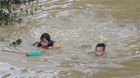 Five Dead Tens Of Thousands Flee Philippine Floods