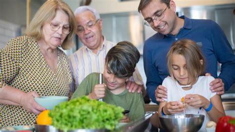 Beneficios De Cocinar Con Niños ¿por Qué Es Bueno Que Tus Hijos Te Ayuden