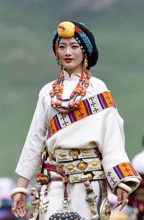 보석으로 만든 화려한 장신구를 한 티베트 전통의상 Fashion Tibetan clothing Traditional