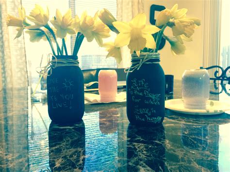 Chalkboard paint ideas for folding kitchens want to add a little flair to an everyday kitchen? Love these!!!! Mason jars with chalkboard paint, a couple of flowers, and a cute quote! Made ...