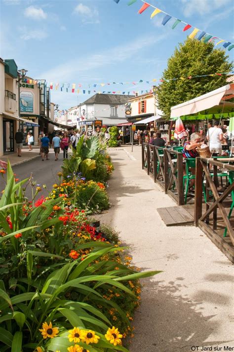 La commune est située sur la côte de lumière, bordée au sud par l'océan atlantique (golfe de gascogne). Puits de la rue du Grand Brandais à Jard-sur-Mer en Vendée