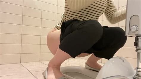 peeing in a japanese style toilet xxx mobile porno videos and movies iporntv
