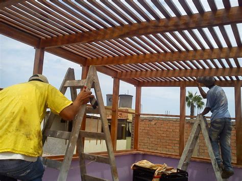 Esta terraza se encuentra cubierta por un techo de madera a dos aguas, en la que se aprecia el juego de geometrías gracias a la disposición de las vigas de madera, además de generar contraste en el color del diseño. Techos Sol Y Sombra En Terraza Pergolas De Madera - S/ 1 ...