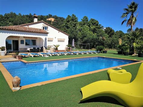 De la playa, 2 habitaciones dobles y una habitacion sencilla, un baño. Alquiler casa en Lloret de Mar, Costa Brava con piscina ...