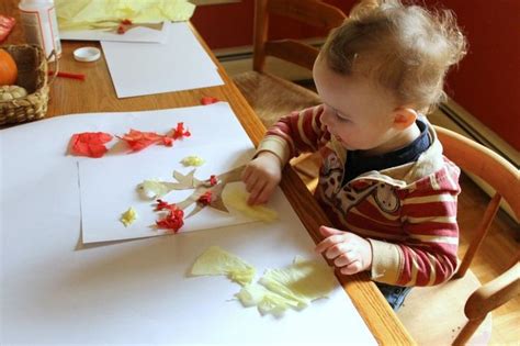 Basteln Mit 2jährigen Papierschnipseln Kleben Créations Pour Nourrisons Matériel éducatif