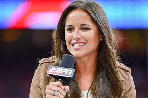 Abc Journalist Kaylee Hartung Shows Off Her 1st Christmas Tree After Living Alone For 10 Years