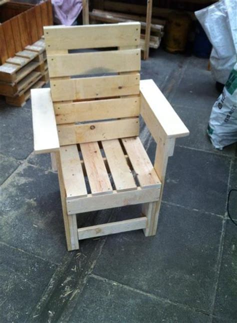 Salvaged wood furniture made of logs and stumps exhibits the natural shape of the tree, adding unique texture and charming from simple tree logs to contemporary dining chairs, modern furniture design. How to Make a Pallet Chair? | Pallets Designs