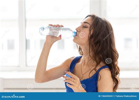 Sport Healthy Lifestyle People Concept Young Woman Drinking Water