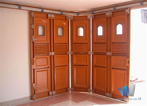 Pintu garasi kayu ini banyak digunakan oleh masyarat sebagai pintu garasi pilihan terbaik untuk rumahnya. Harga Pintu Besi Garasi dan Ruko Model Terbaru 2019 ...