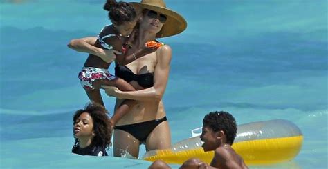 Aos anos e mãe de quatro crianças Heidi Klum exibe boa forma na praia
