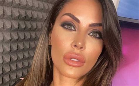 Sito vietato v.m 18 anni. Guendalina Tavassi, provocazione: "Fragola o vaniglia?"