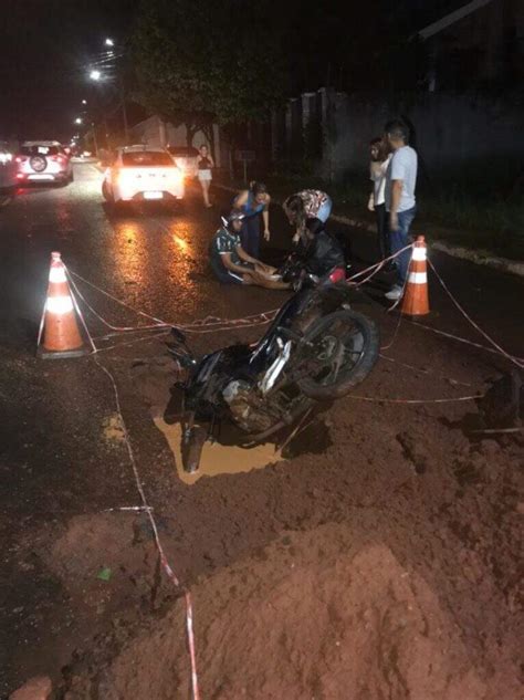 Casal Sofre Ferimentos Ao Cair De Moto Em Buraco De Obra Em Pista No Chácara Cachoeira Veja