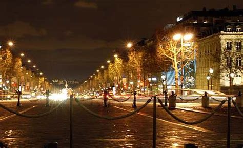 Les Champs Elysees Parisphotos And Guide