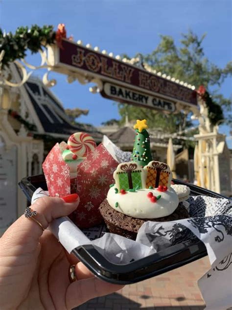 The Best Christmas Food at Disneyland in 2019 | Picky Palate