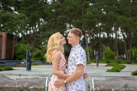 aimer les baisers de jeunes couples dans un parc verdoyant image stock image du peau dater