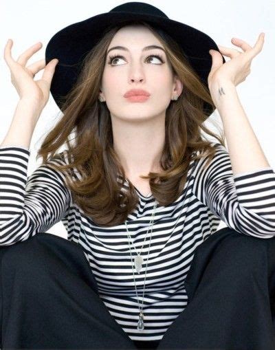 Anne Hathaway Wears A Center Part Under Her Hat นางแบบ