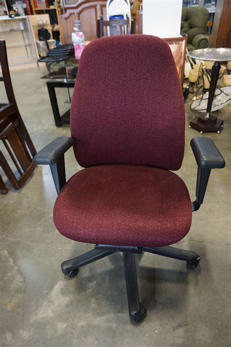 Burgundy mesh upholstery allows air to circulate. RED ROLLING COMPUTER CHAIR - Big Valley Auction