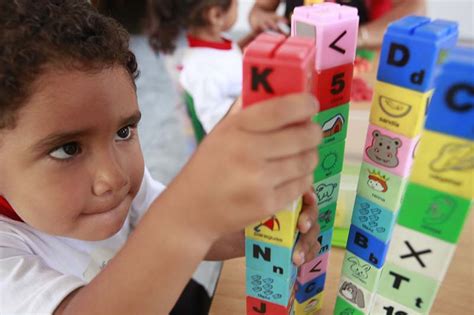 Algunos niños gravitarán hacia actividades más sedentarias, como por ejemplo juegos de video o en la computadora. Día de la Educación Inicial en el Perú | Universidad de ...