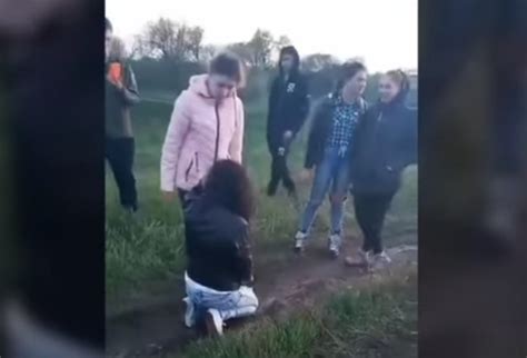 Под Харьковом подростки избили и поставили на колени девушку с инвалидностью Шарийnet